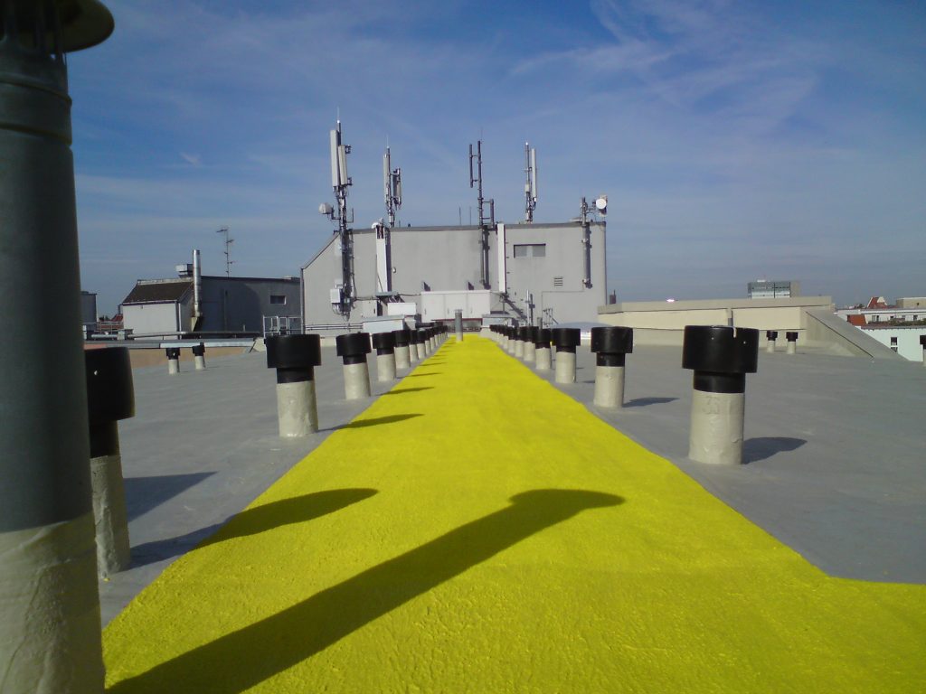 toppen af et fladt vandtæt tag