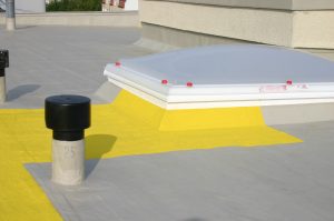 toppen af en bygning med membran