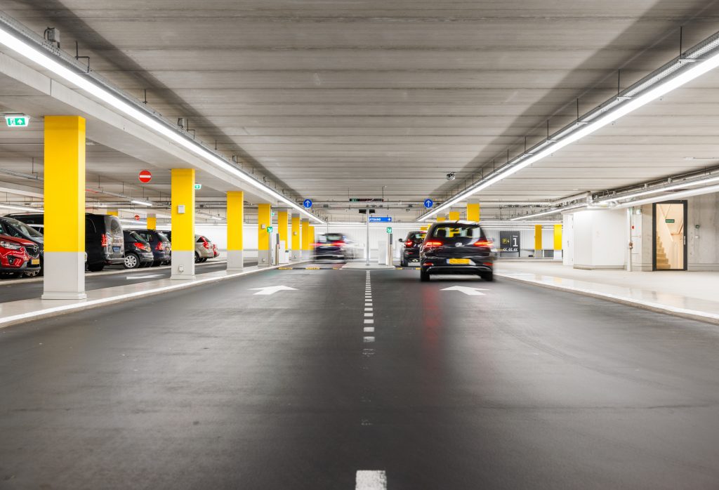 parkeringsdæk med biler