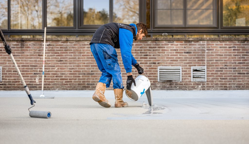 en mand arbejder med membran