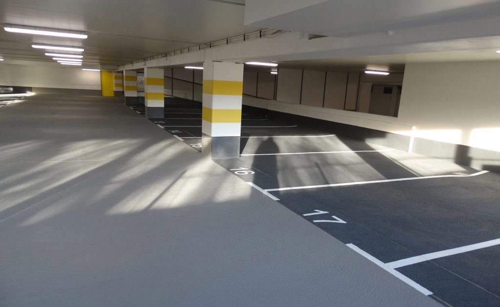 Parkeringshus indendørs