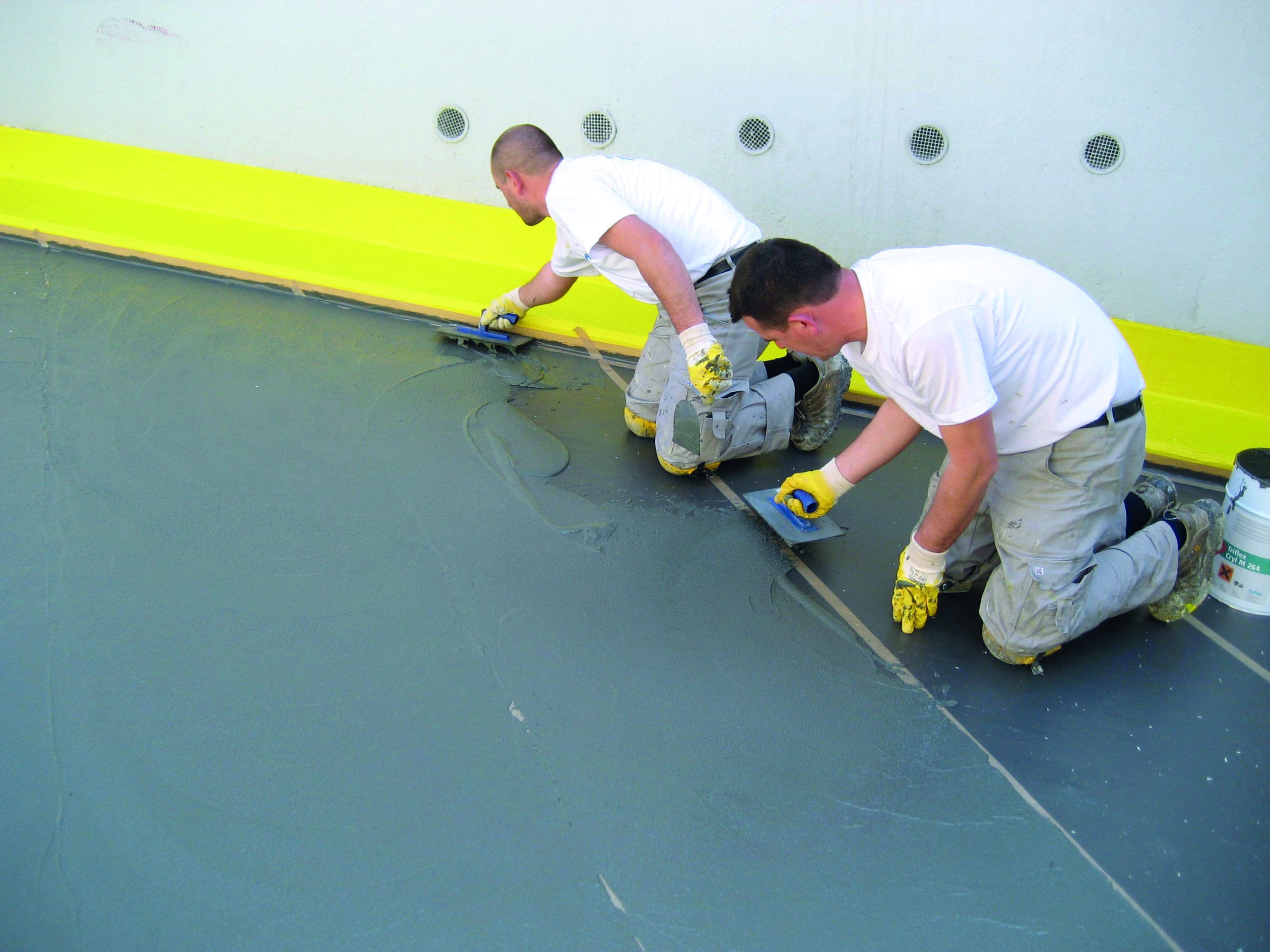 to mand arbejder med membran