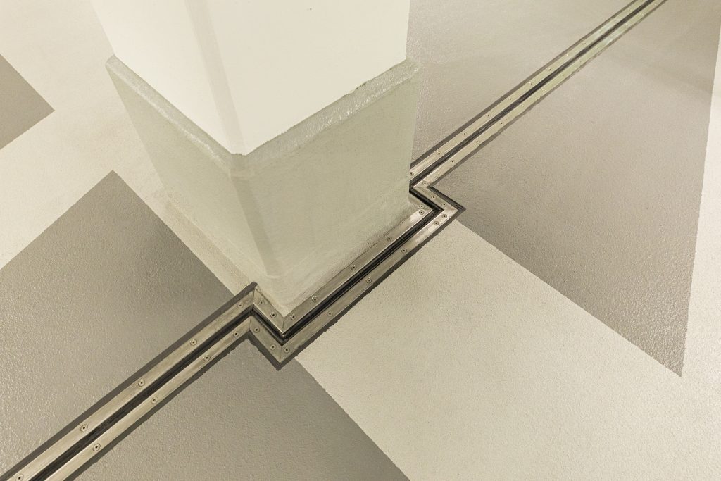 close up af renoveret beton i parkeringshus