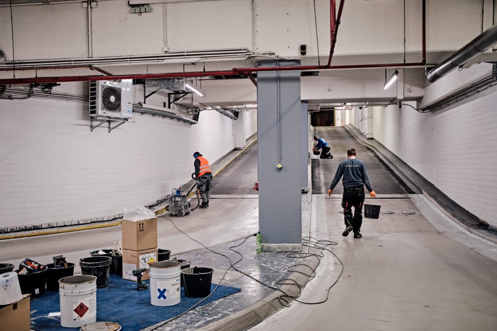 renovering af parkeringhus af tre mand