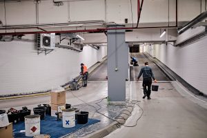 renovering af parkeringhus af tre mand