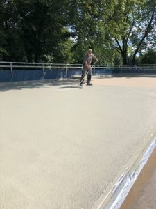 en mand der reparerer en parkingplads