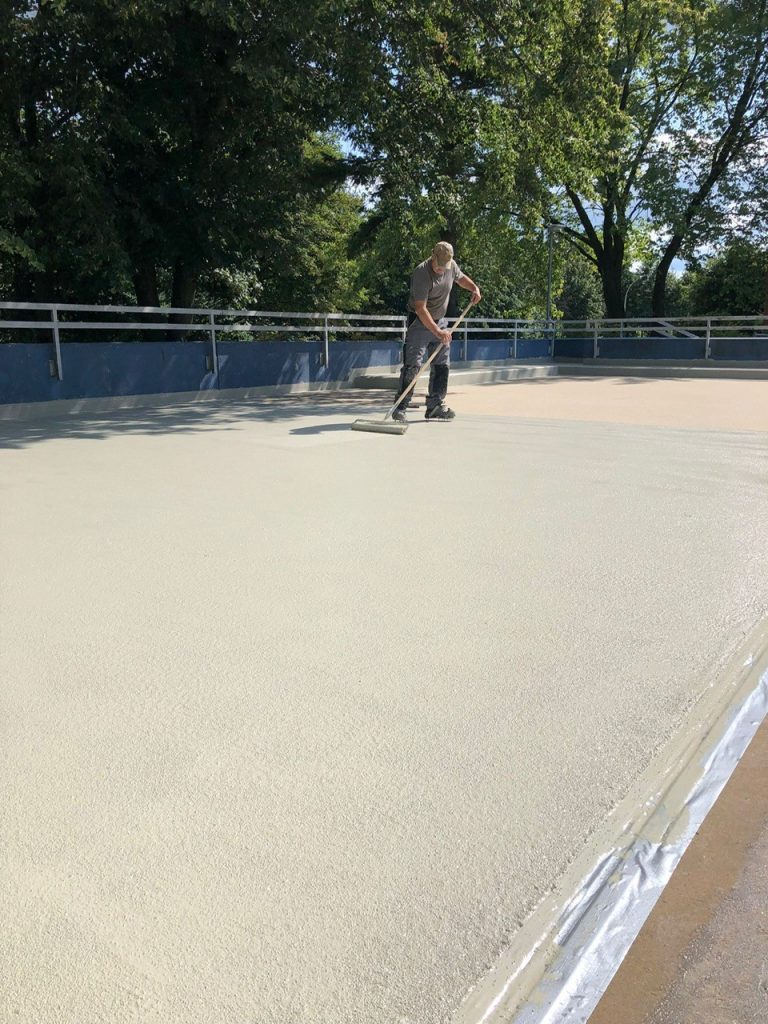 en mand der reparerer en parkingplads