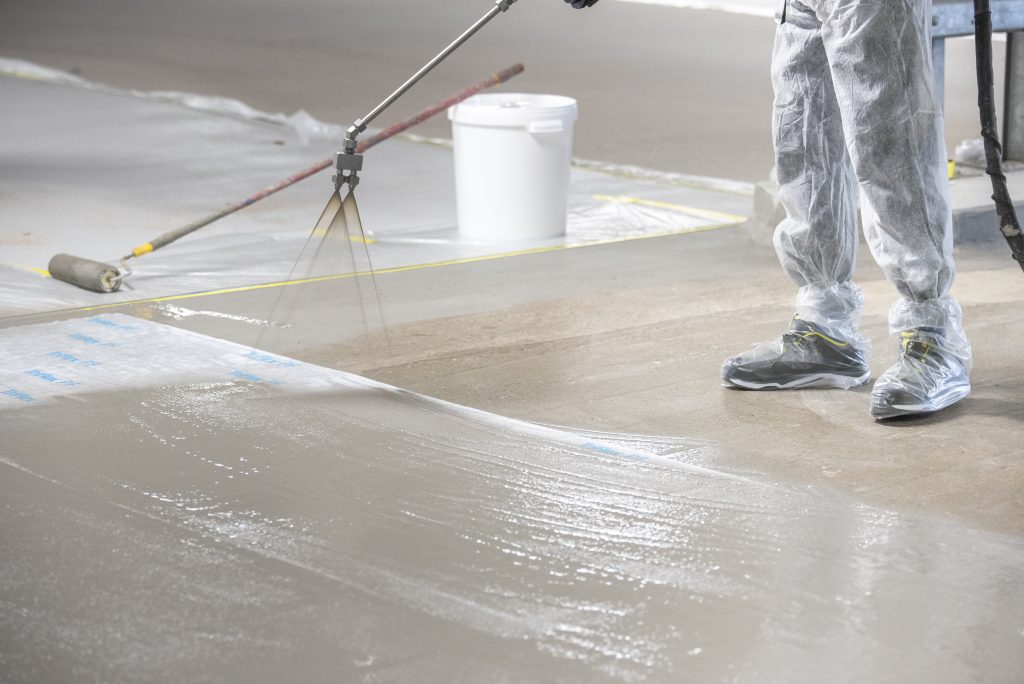 en mand der repareret gulvet