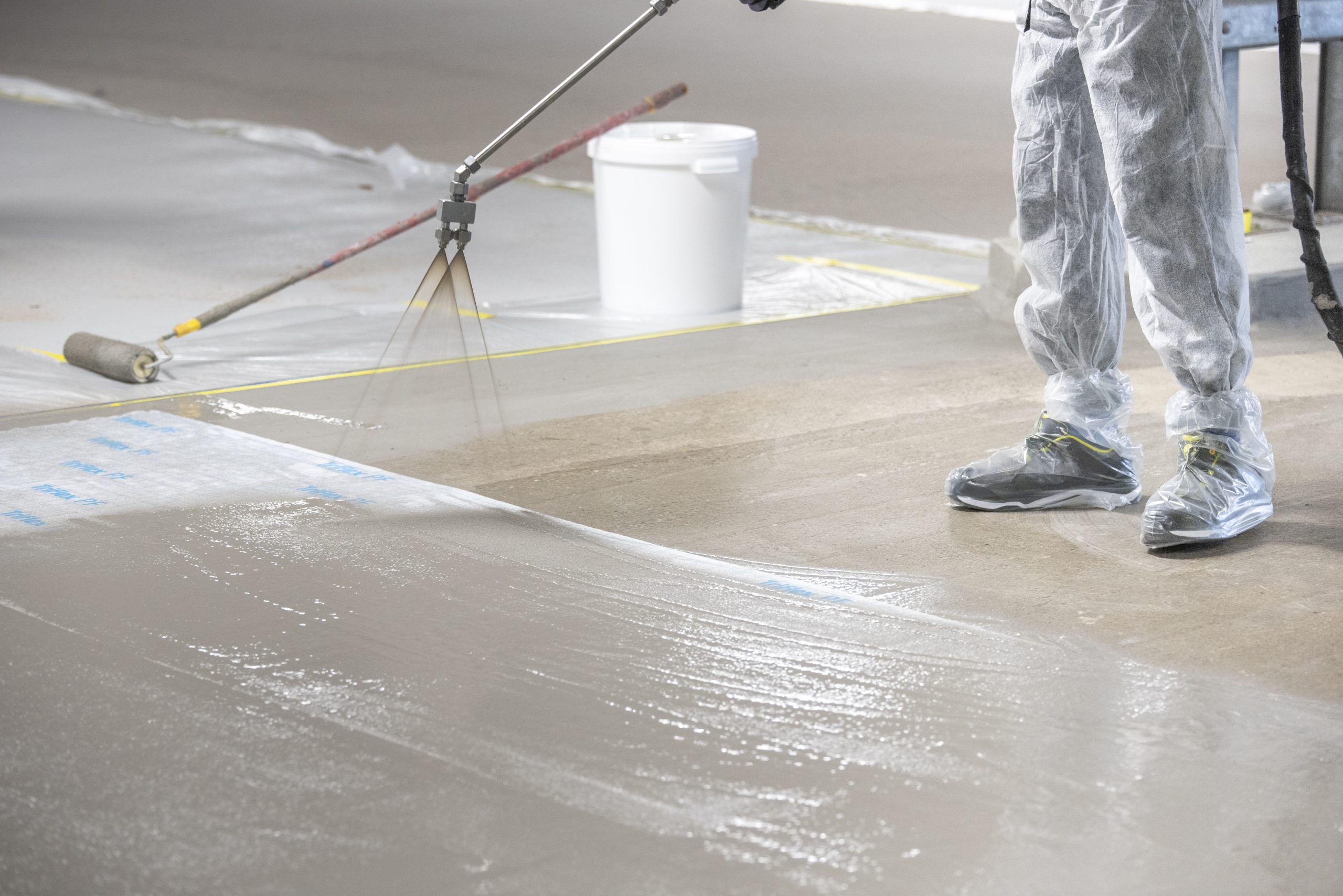 en mand der repareret gulvet