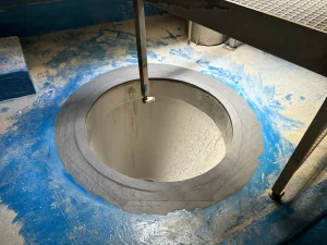 Behandlet gulvåbning med grå belægning omkring kanten i industrigulv