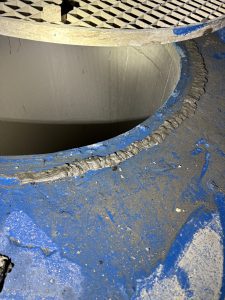 Nærbillede af ujævn samling omkring rund gulvåbning før renovering