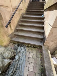 Udendørs betontrappe på G. A. Hagemanns Kollegium med slidte overflader før renovering