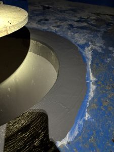 Grå overfladebehandling påført omkring kanten af rund gulvåbning